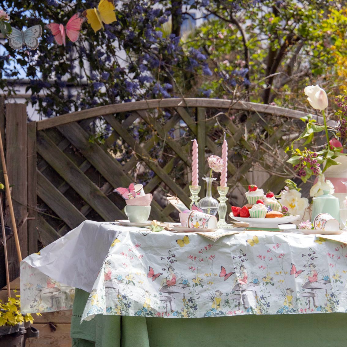 Talking Tables Truly Alice in Wonderland Présentoirs à Cupcakes en Talking Tables Truly Alice in Wonderland Présentoirs à Cupcakes en